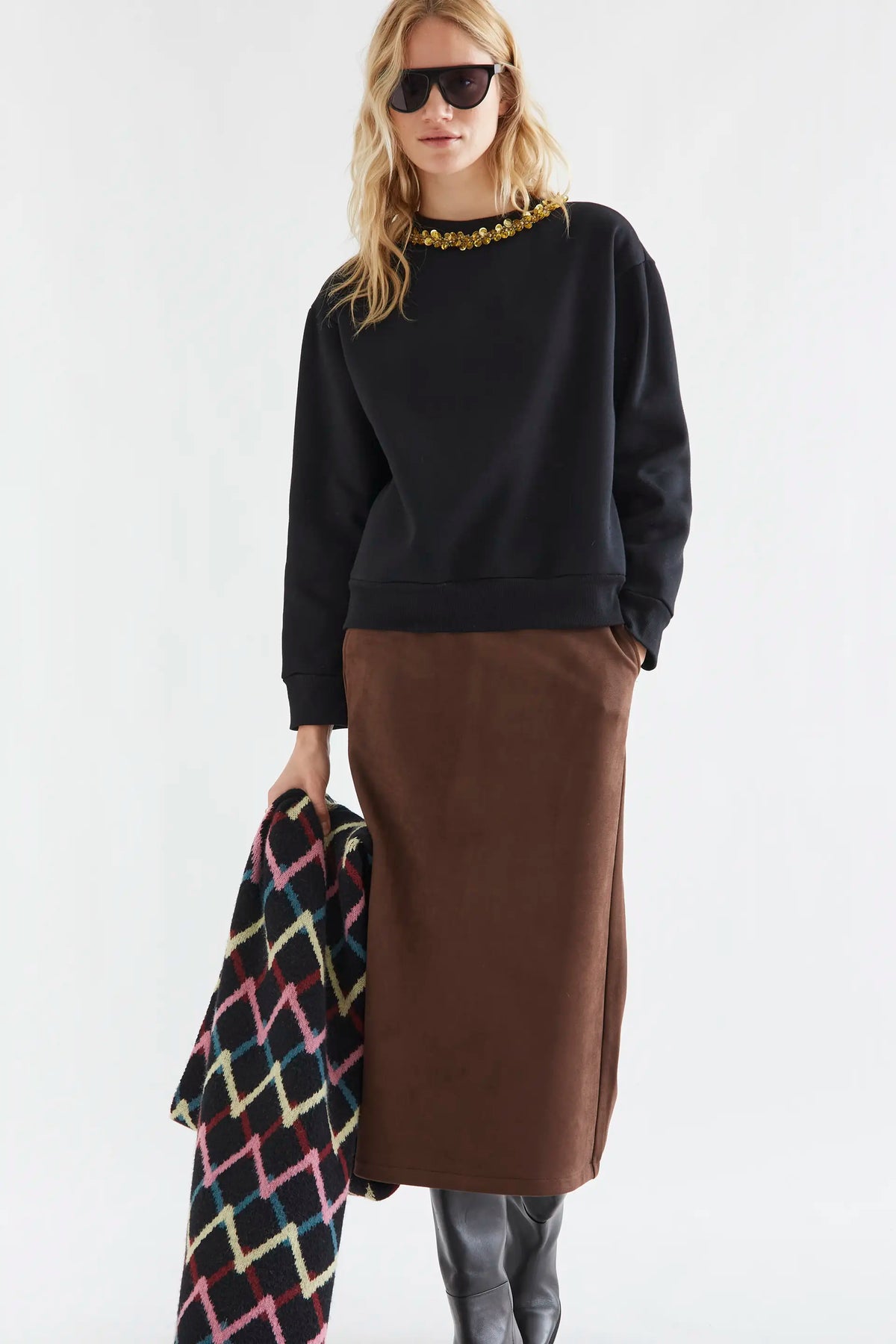Sudadera negra con cuello joya dorado