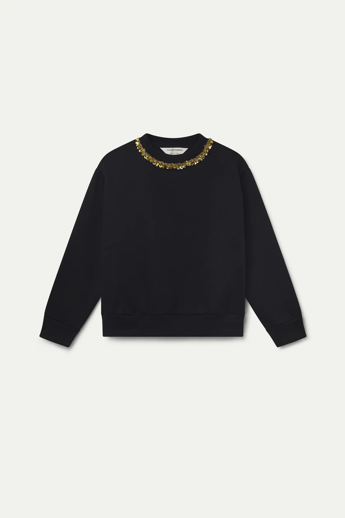 Sudadera negra con cuello joya dorado