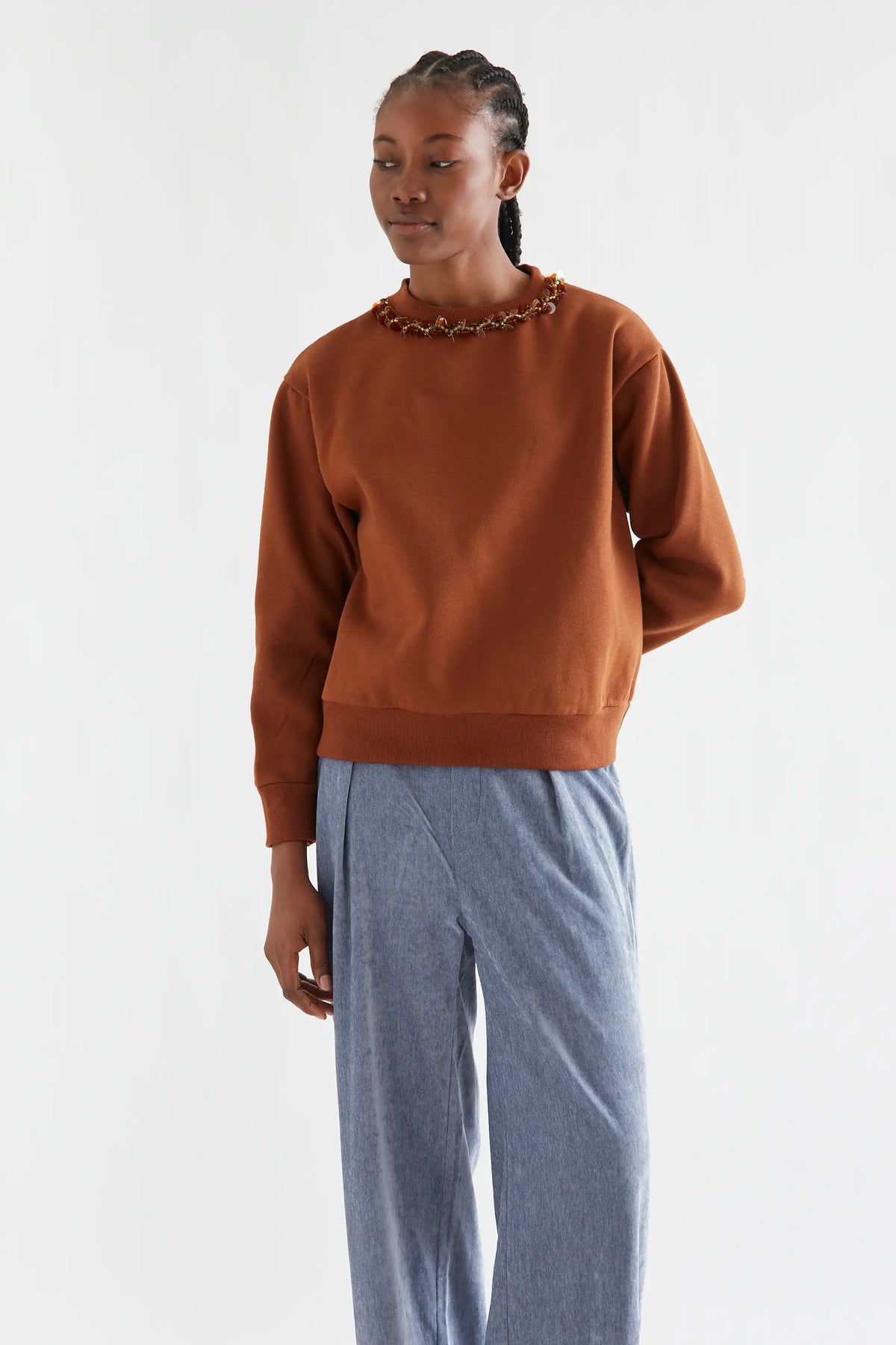 Sudadera marrón con cuello joya dorado