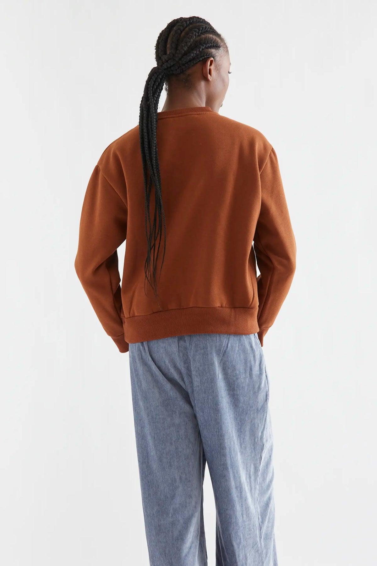 Sudadera marrón con cuello joya dorado