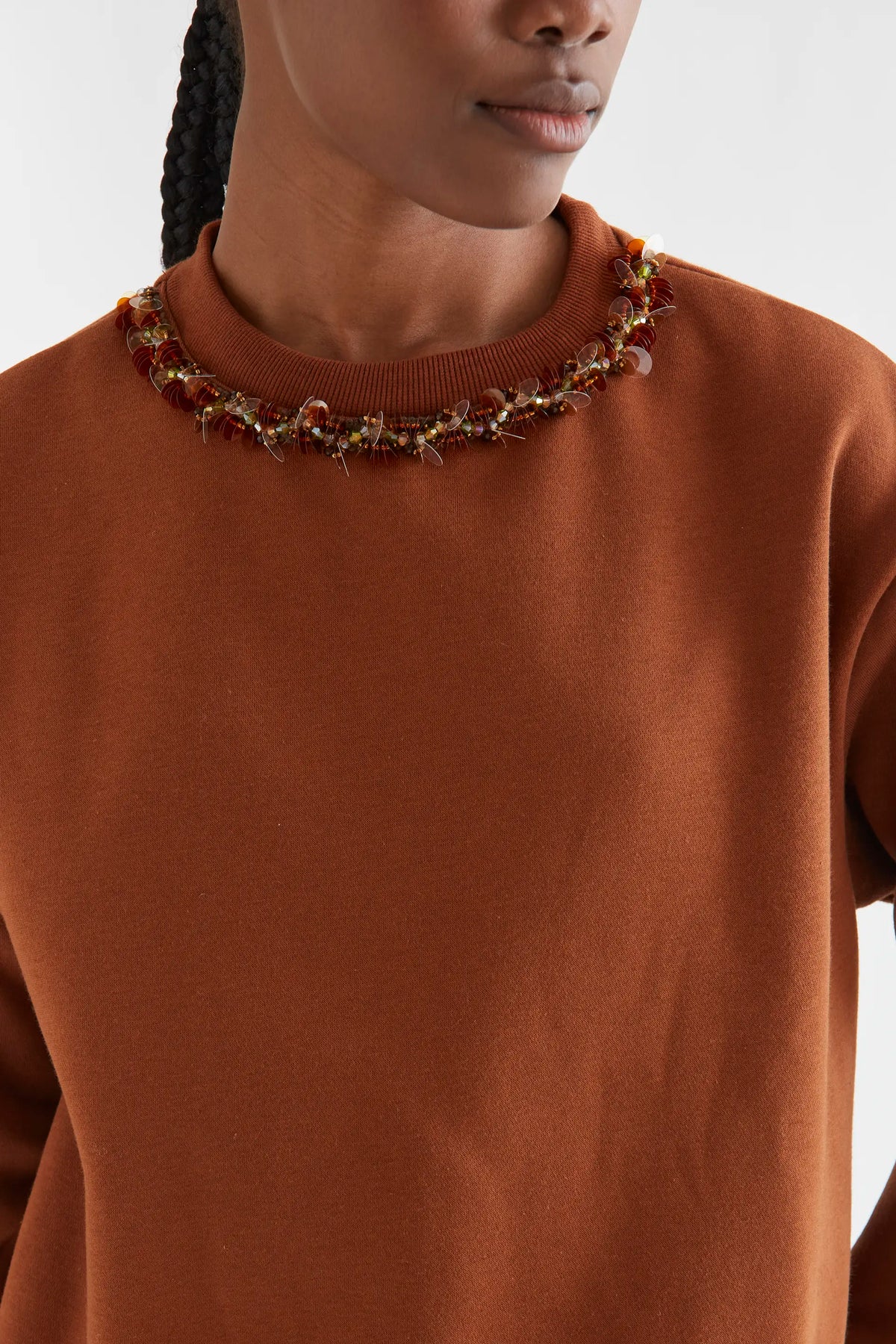 Sudadera marrón con cuello joya dorado
