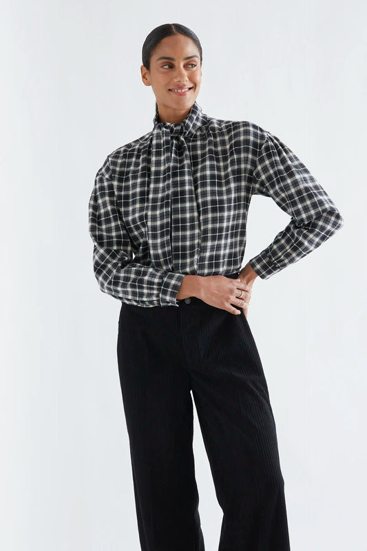 Camisa lazada 100% algodón con estampado de cuadros negro y blanco
