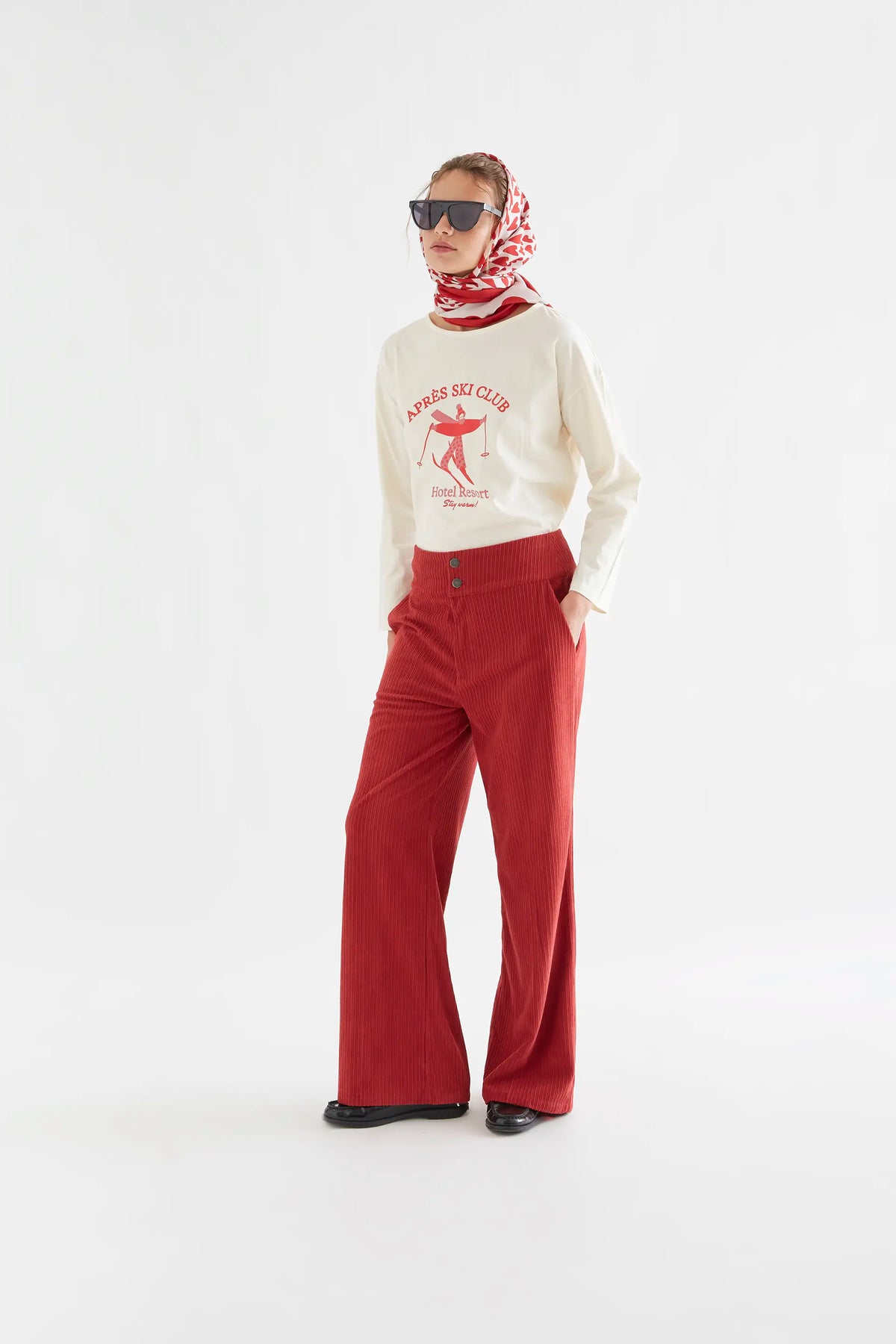Off-white 100% cotton T-shirt with "Après Ski Club" print