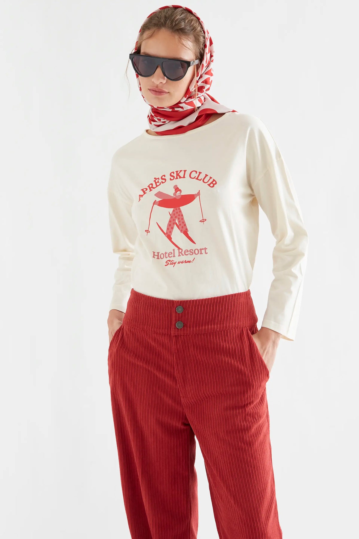 Off-white 100% cotton T-shirt with "Après Ski Club" print