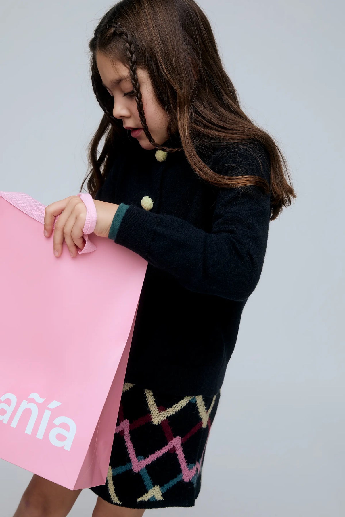 Cardigan nero da bambina con bottoni a pompon