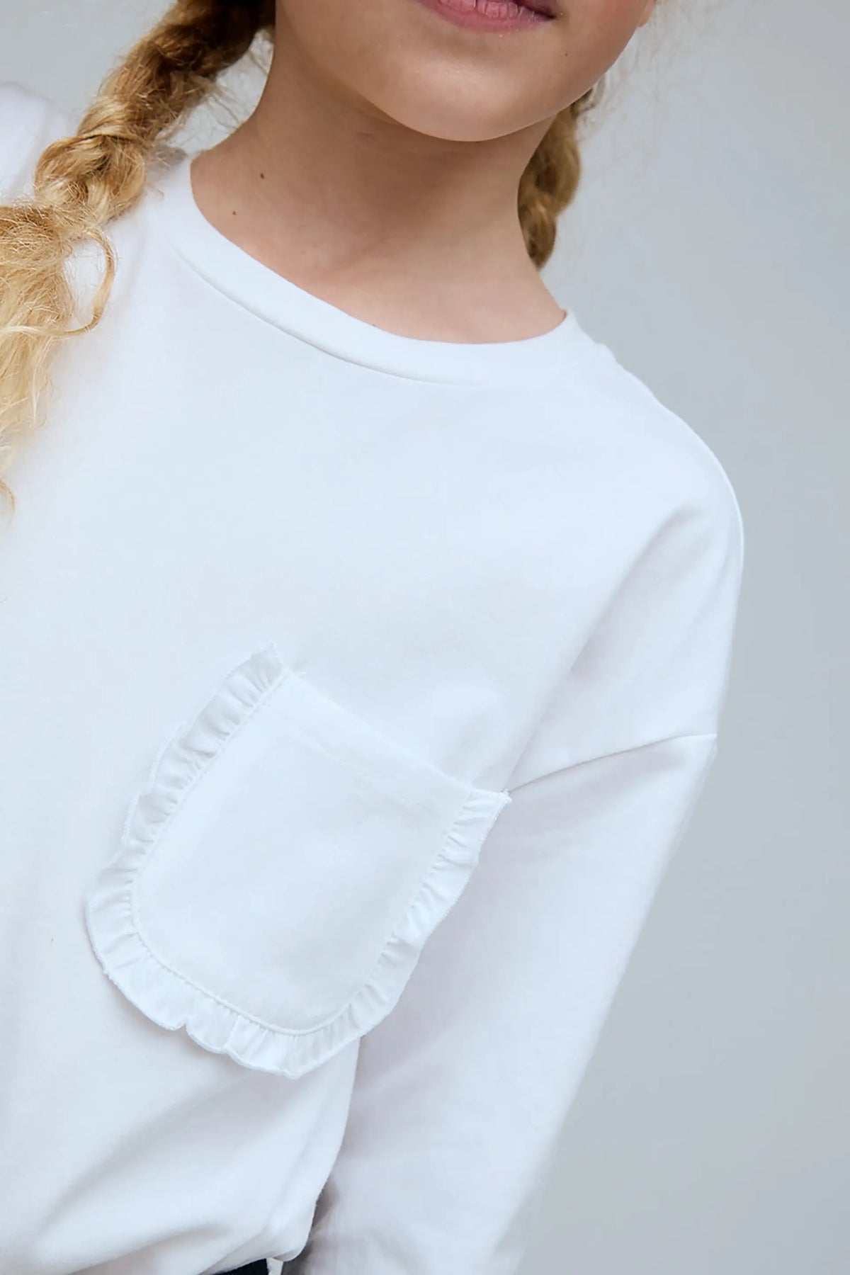 Camiseta blanca 100% algodón de niña con bolsillo