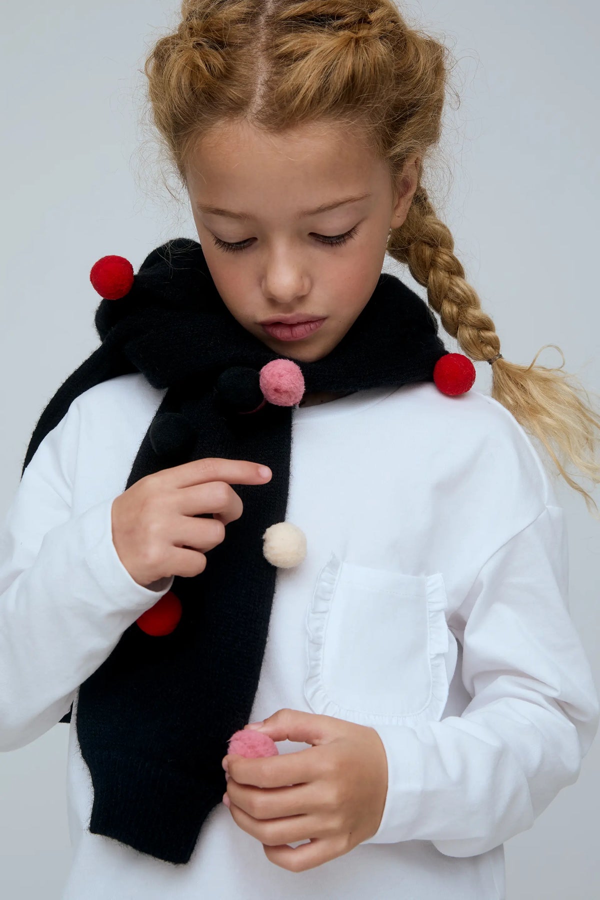 Camiseta blanca 100% algodón de niña con bolsillo
