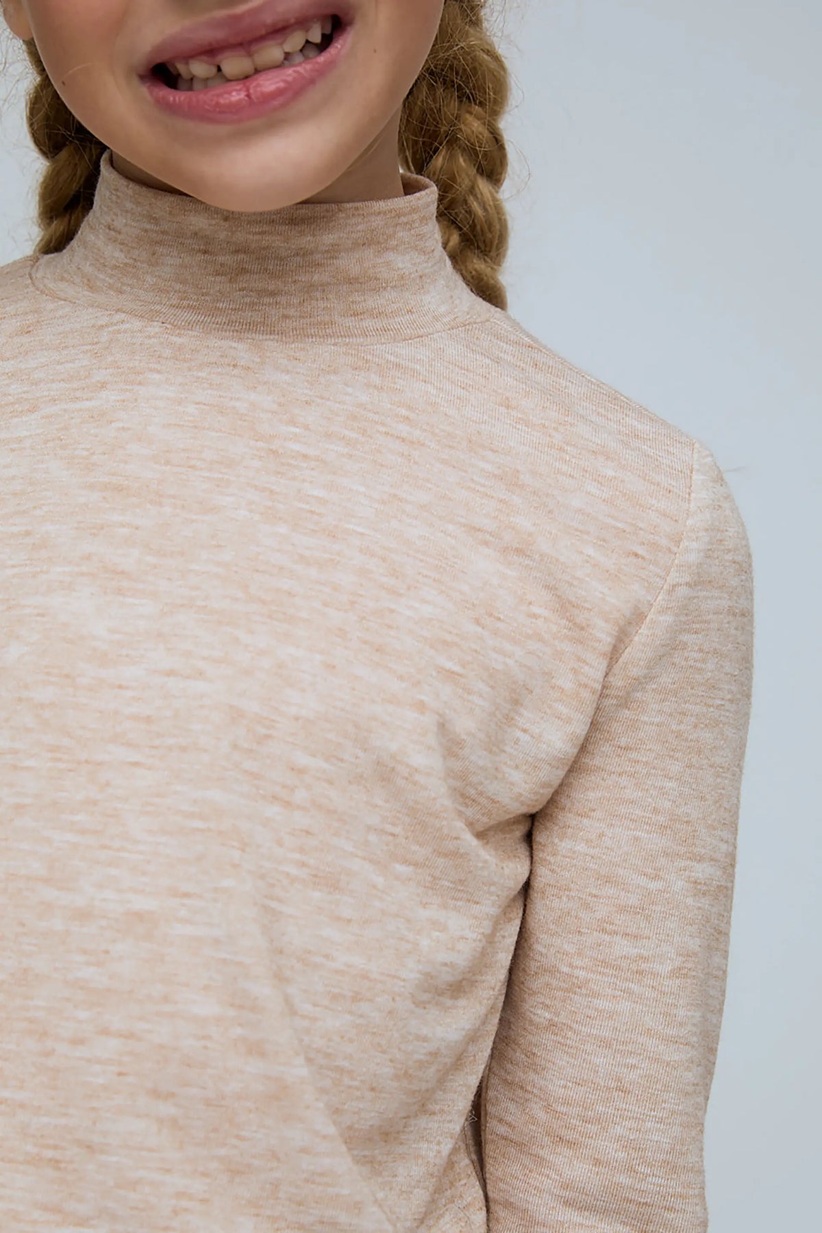 Camiseta cuello alto  beige de niña