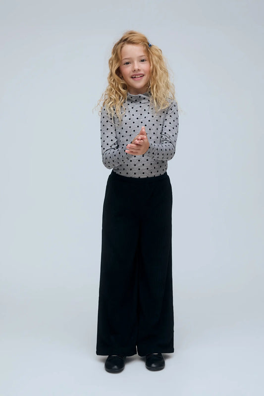 Camiseta de niña con estampado de mini puntos negros