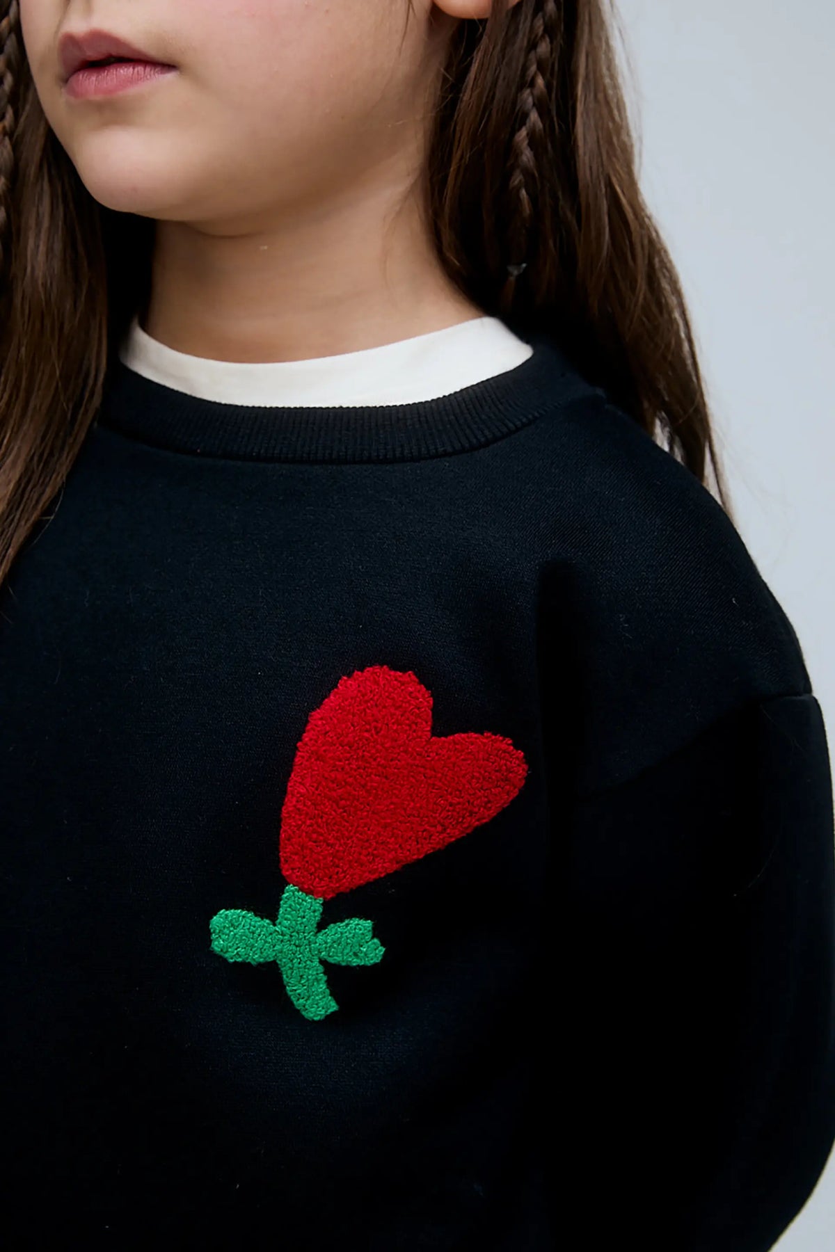 Girls' sweatshirt with cyclamen patch