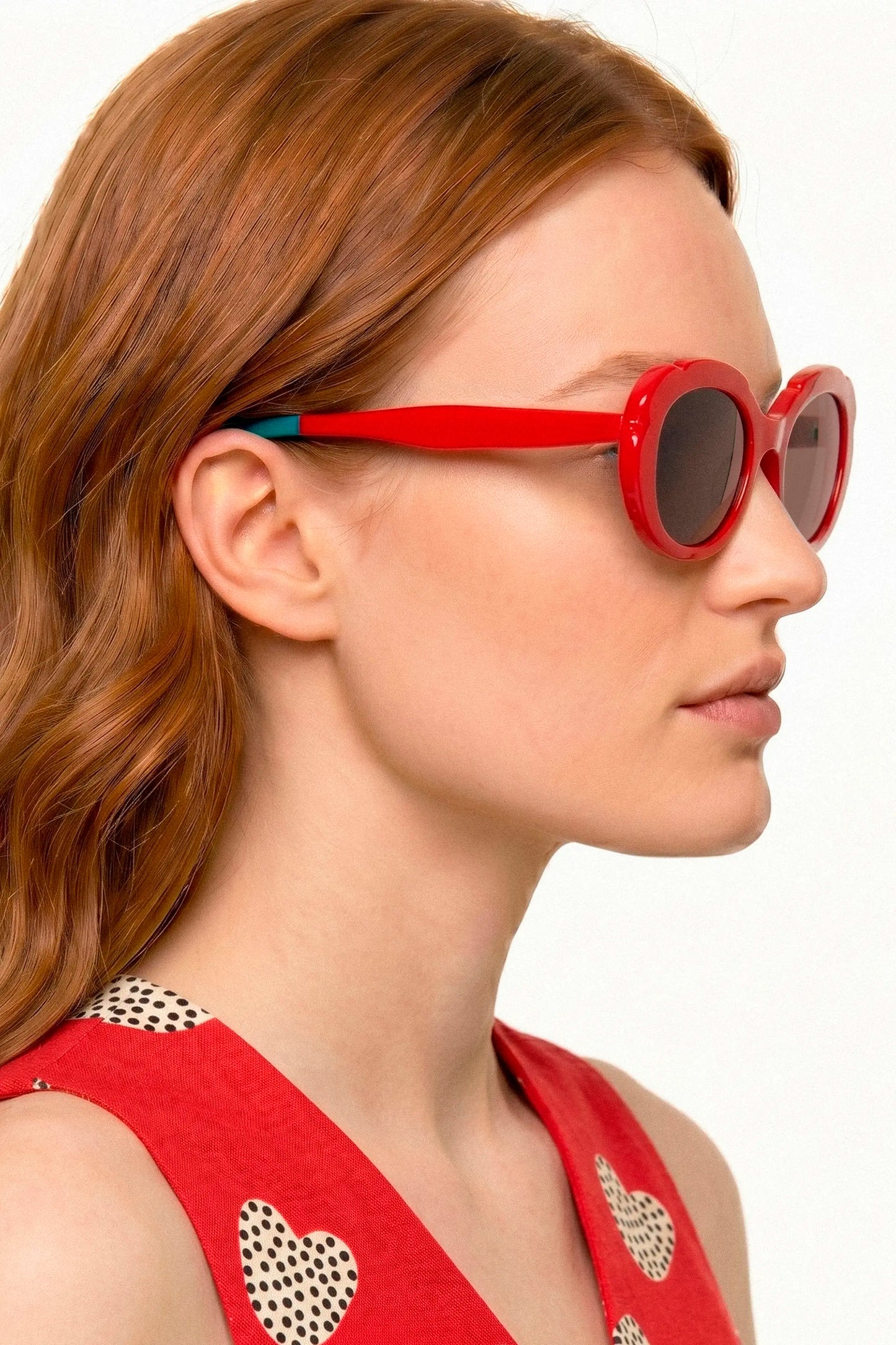 Gafas de sol rojas con punta patillas multicolor azul claro y verde