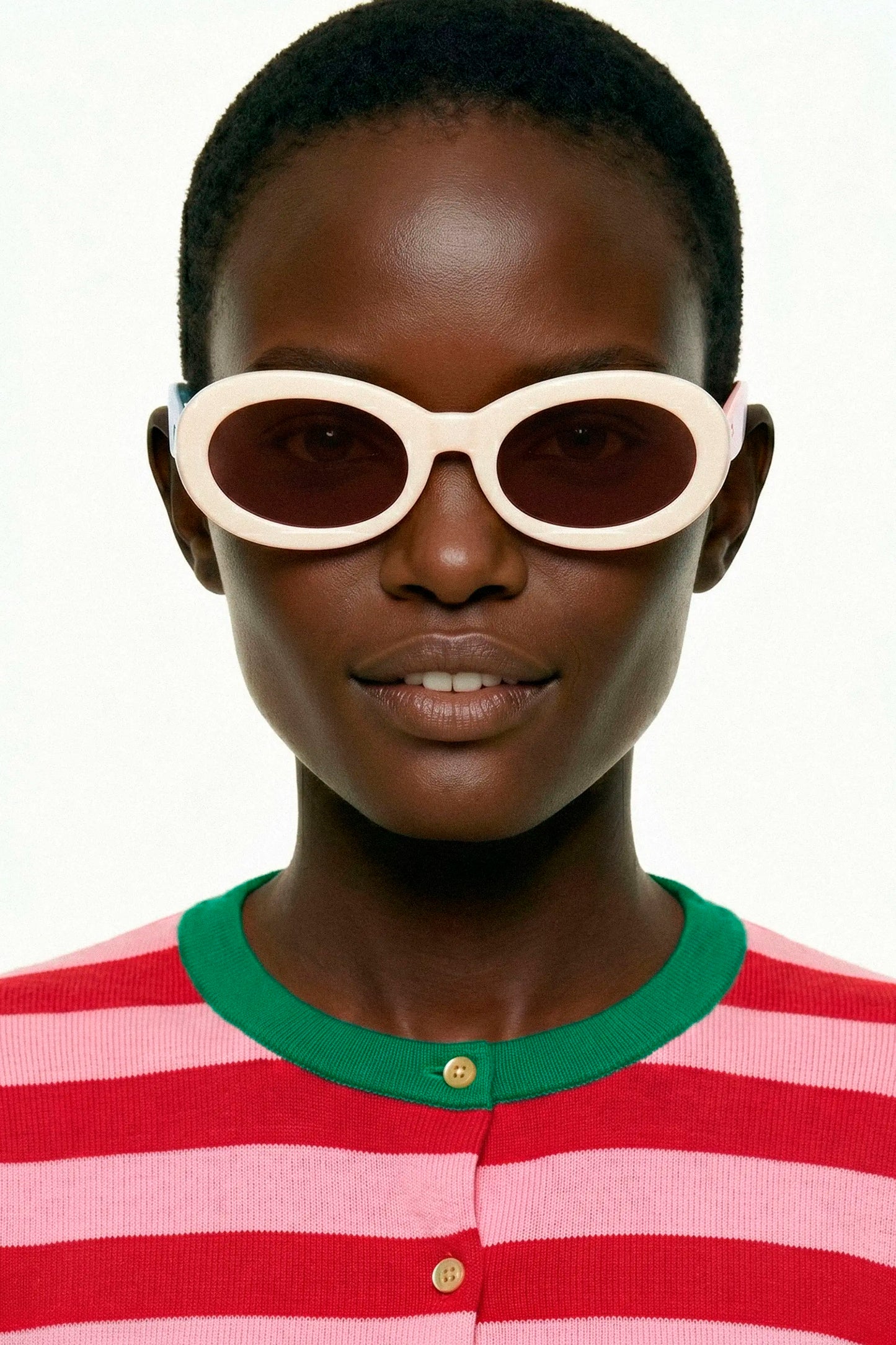 Gafas de sol blancas con punta de patillas multicolor verde y rojo