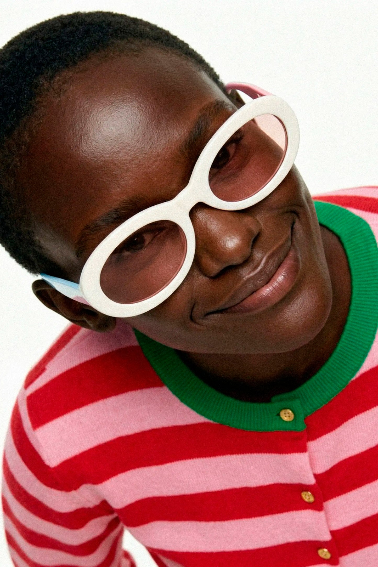 Gafas de sol blancas con punta de patillas multicolor verde y rojo