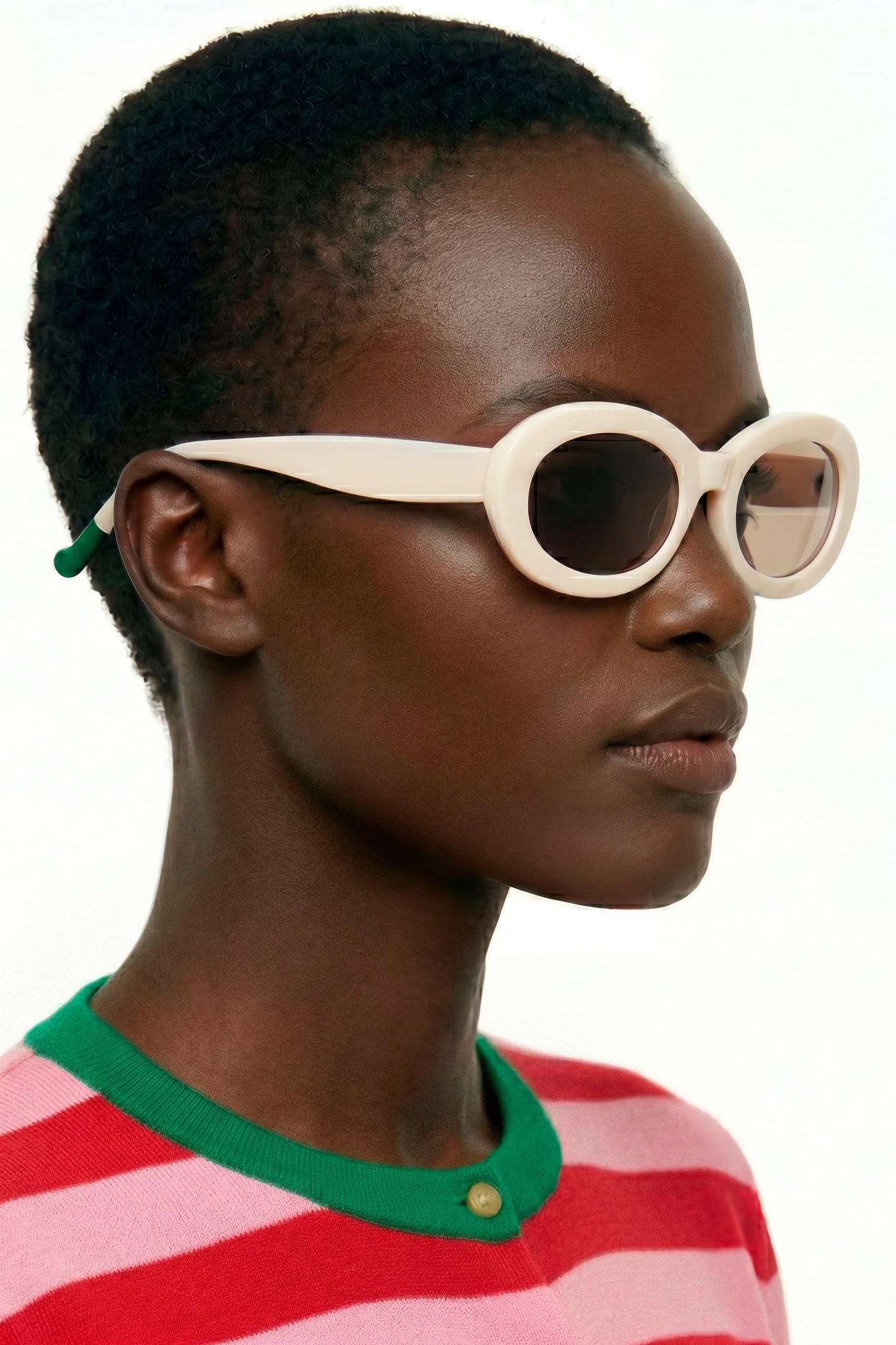 Gafas de sol blancas con punta de patillas multicolor verde y rojo